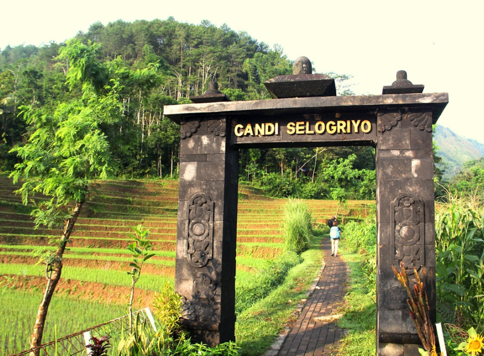 Trekking to Selogriyo Temple and Kedung Kayang Waterfall