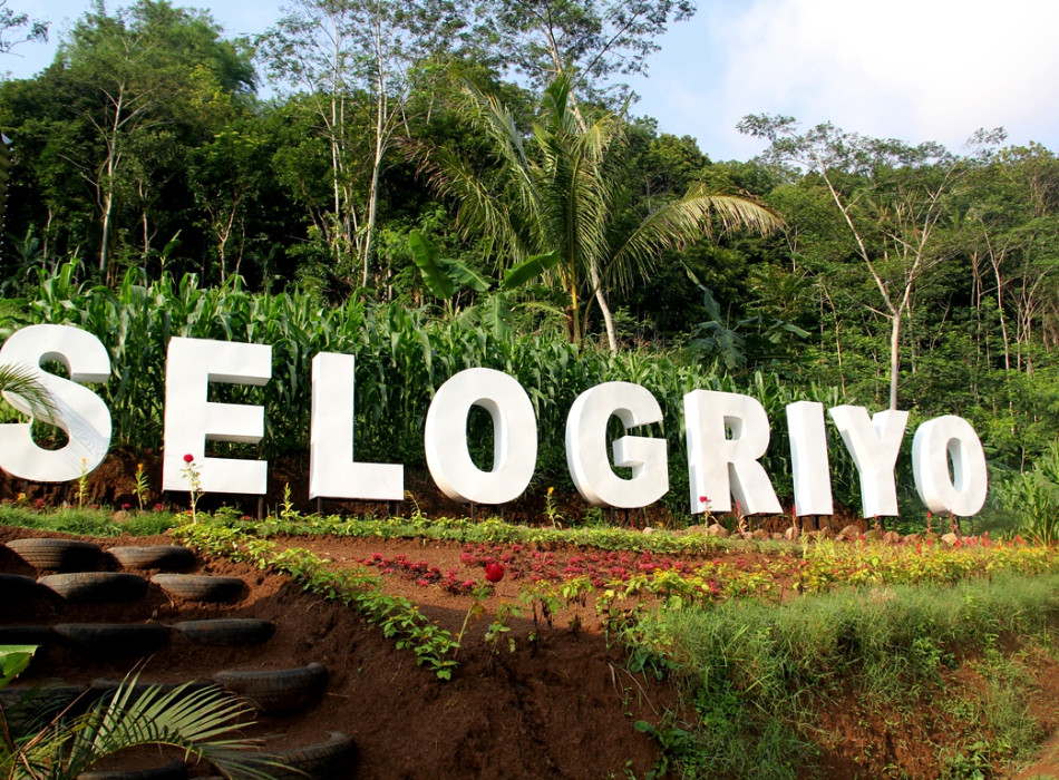 Trekking to Selogriyo Temple and Kedung Kayang Waterfall