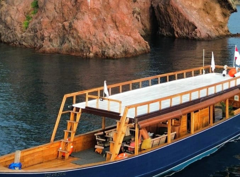 Komodo One Day Tour from Labuan Bajo by Luxury Wooden Boat