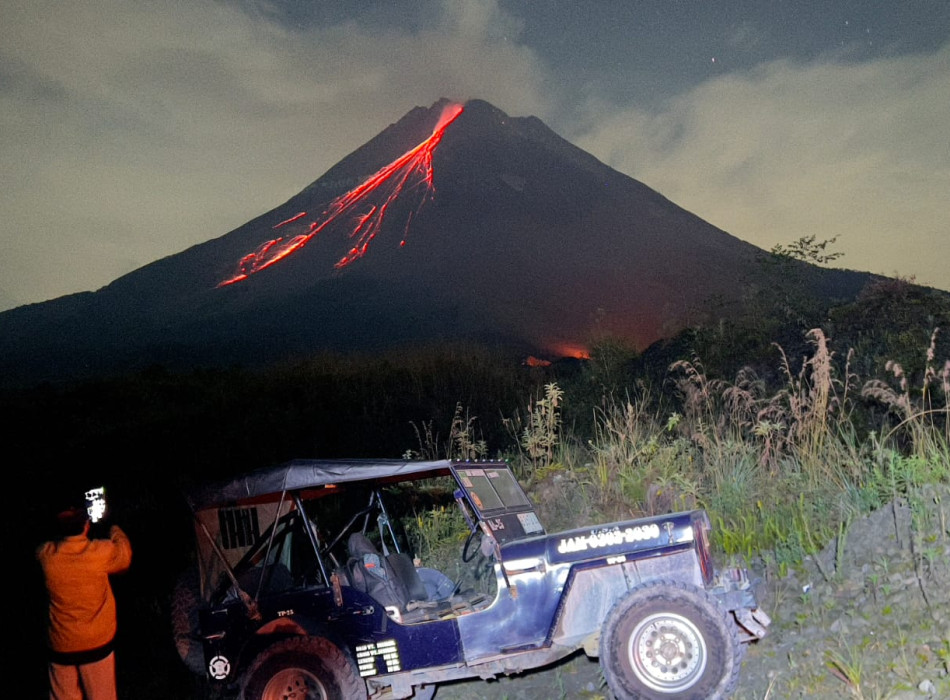 Merapi Jeep Night Lava Flow and Borobudur Sunrise