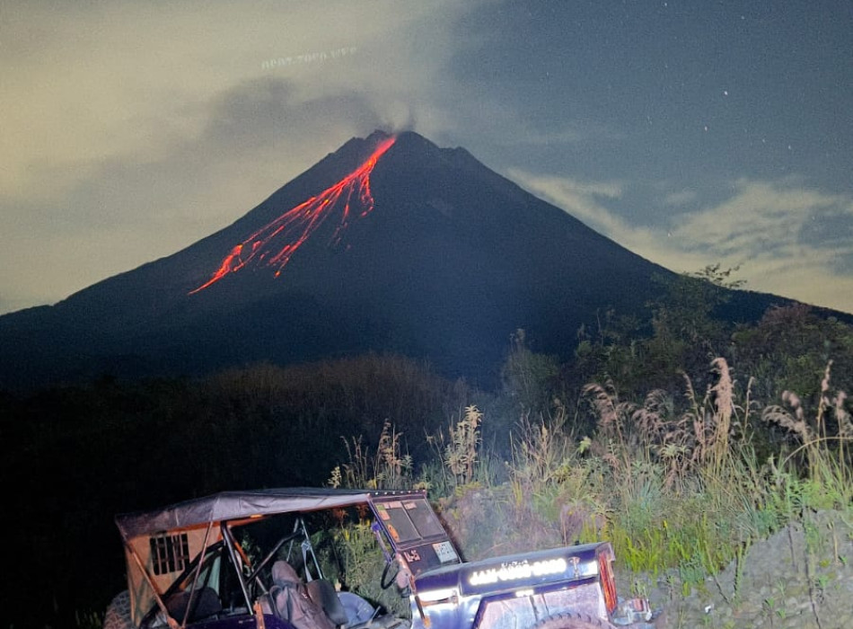 Merapi Jeep Night Lava Flow and Borobudur Sunrise