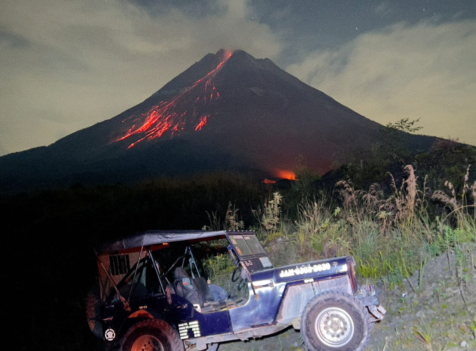 Merapi Jeep Night Lava Flow and Borobudur Sunrise